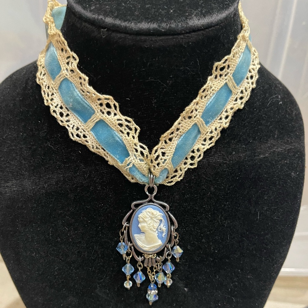 Vintage Cameo Choker with beads. blue /ivory